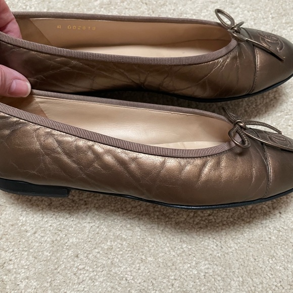 CHANEL Bronze Leather Ballet Flats with Bow and CC Logo - Picture 3 of 8